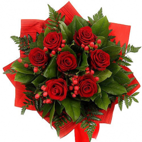 Букет из семи роз с гиперикумом, папоротником и зеленью