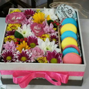 Букет «Чай вдвоем». Макаруны с цветами в коробках