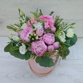 Превью Букет в шляпной коробке "Люблю"