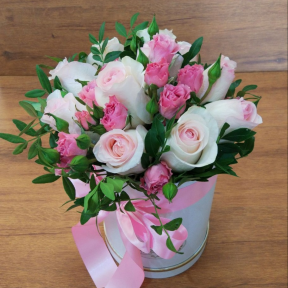 Букет в шляпной коробке «Все начинается с любви»