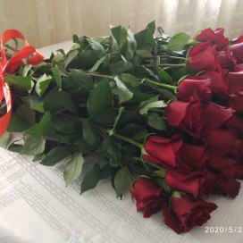 Превью Букет из 35 красных роз эксплорер