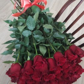 Превью Букет из 35 красных роз эксплорер