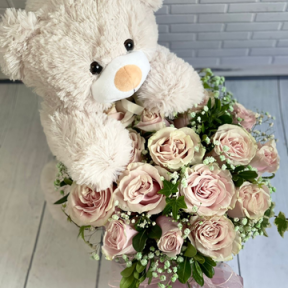 Подарок с белым плюшевым медведем