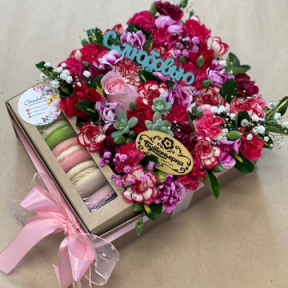 Цветов с макарунами в коробке